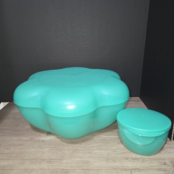 Tupperware Chips and Dip Green Bowl, Lid and one dip cup with Lid - Picture 1 of 13